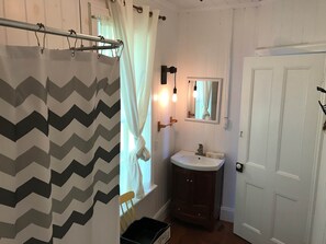 Een douche, een haardroger, handdoeken
