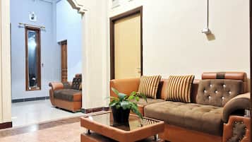 Coin salon dans le hall