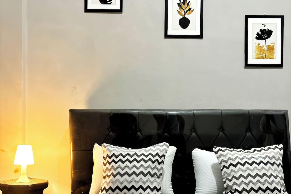 Economy Room | Premium bedding, soundproofing, free WiFi
