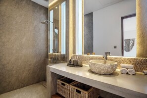 Comfort Villa, 6 Bedrooms, Pool View | Bathroom | Towels, soap, shampoo, toilet paper - Villa Mia by BaliSuperHost (Ubud)