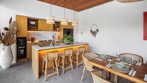 Comfort Villa, 6 Bedrooms, Pool View | Dapur peribadi