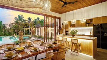 Comfort Villa, 6 Bedrooms, Pool View | Dining room
