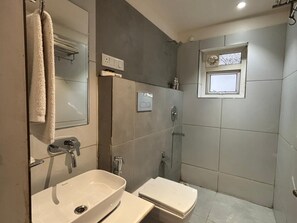 Executive Room, City View | Bathroom | Towels, soap, shampoo, toilet paper