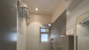 Ein modernes Badezimmer mit Waschbecken, Spiegel und Dusche.