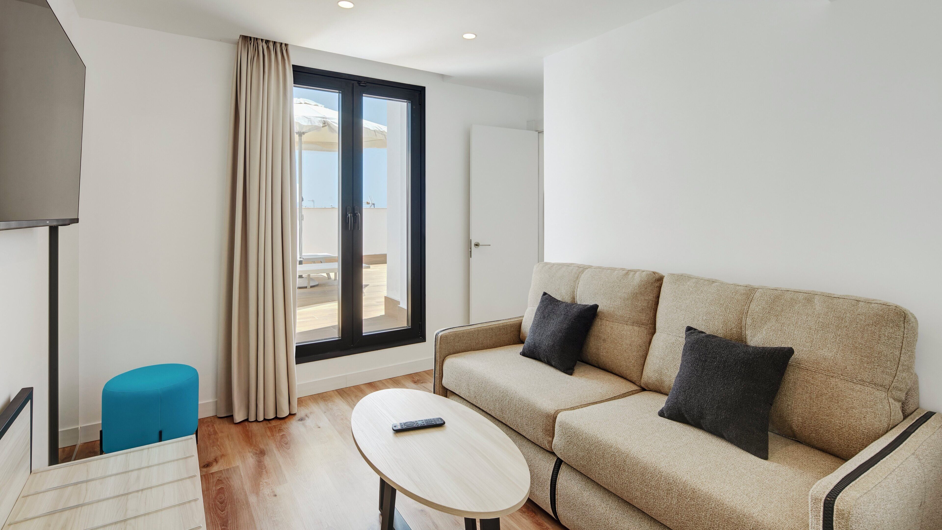 Een minibar, een kluis op de kamer, een bureau, gratis wifi