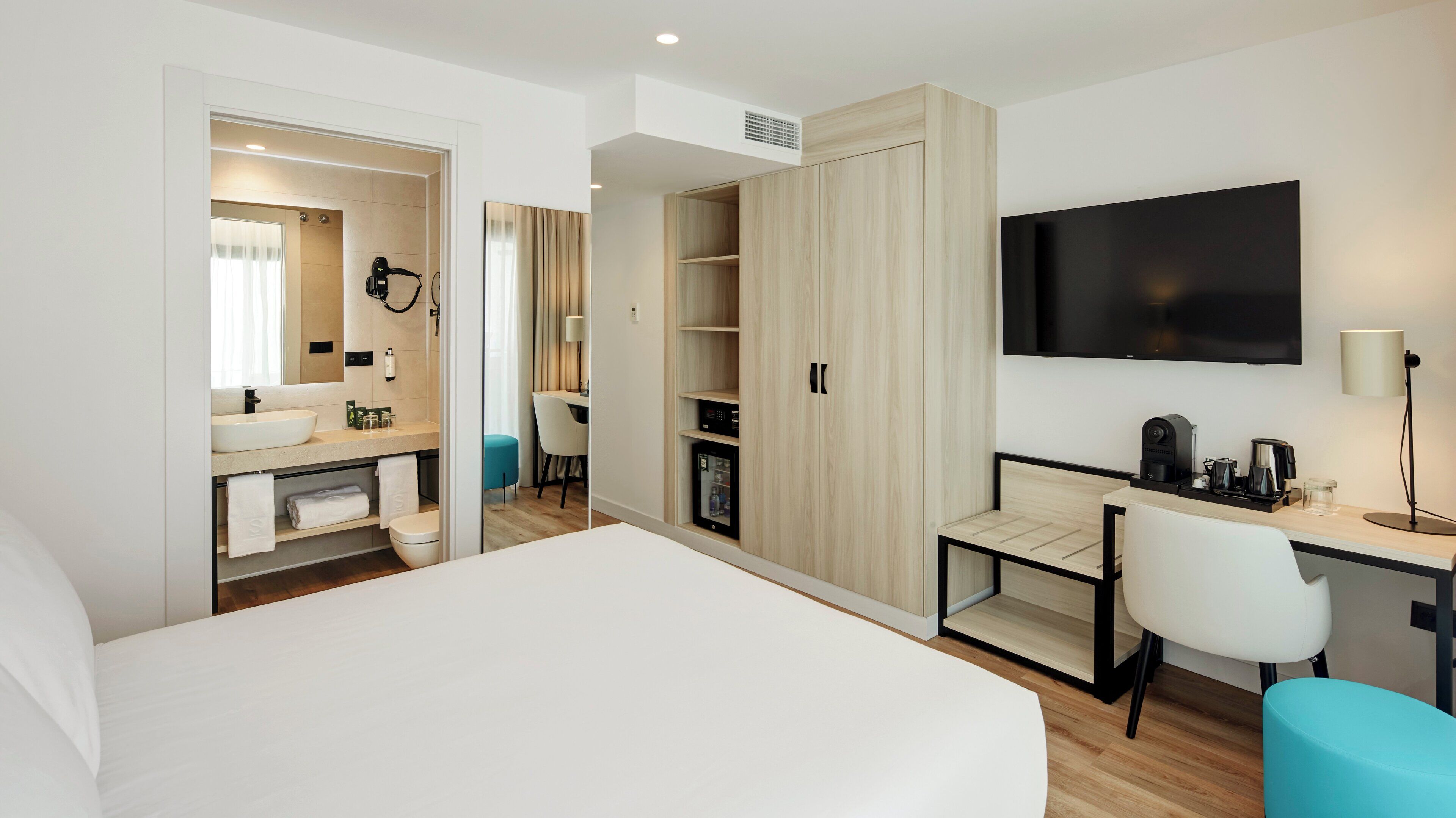 Minibar, in-room safe, desk, free WiFi