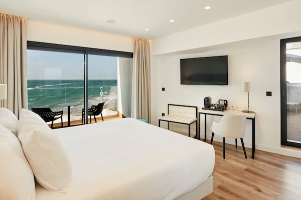 Chambre supérieure double, terrasse (Premium, Lateral Sea View) | Minibar, coffre-fort, bureau, système d’insonorisation