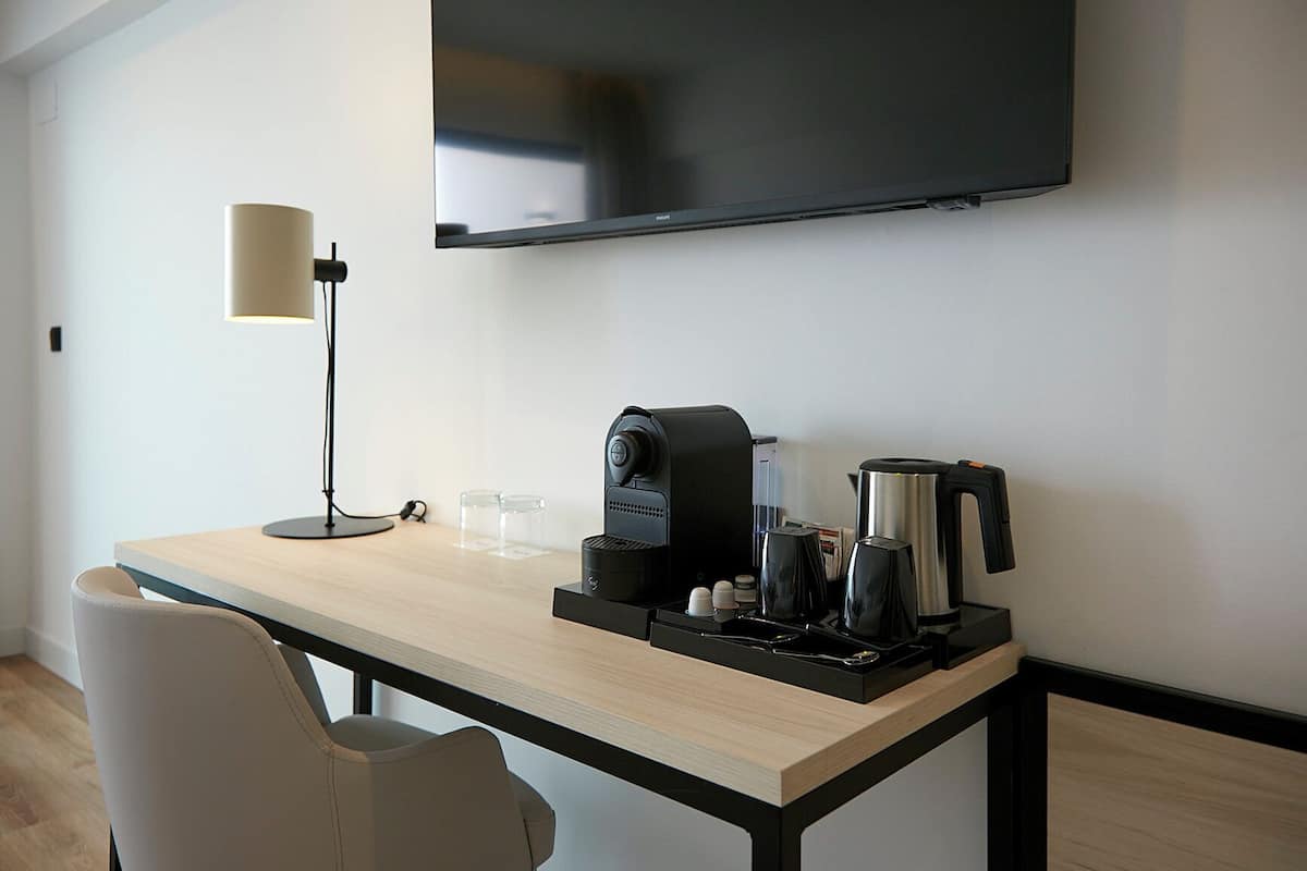 Een minibar, een kluis op de kamer, een bureau, gratis wifi