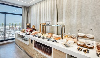 Se ofrece un desayuno bufé (13.90 EUR por persona)