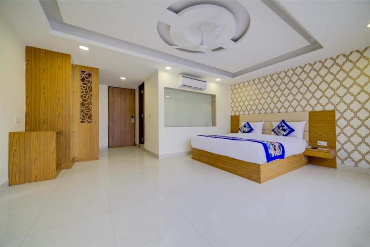 Deluxe Double Room | Meja, ruang kerja komputer riba, seterika/papan seterika, Wi-fi percuma 