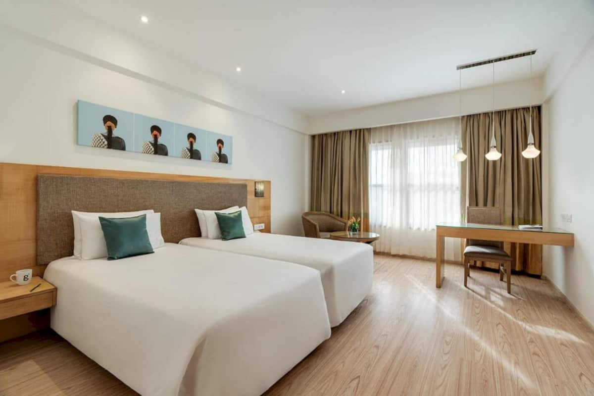 Deluxe Twin Room | Meja, ruang kerja komputer riba, seterika/papan seterika, Wi-fi percuma 