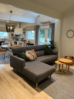 TV connectée, cheminée, livres, chaîne hi-fi