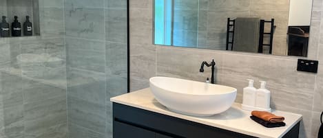 Dusche, Handtücher, Seife, Shampoo