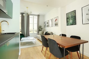 Apartment | Dining - Charming Apartment District Beaubourg Le Marais (Paris)