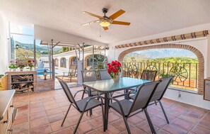 Outdoor dining - Lovely home in Guaro with WiFi (Guaro)