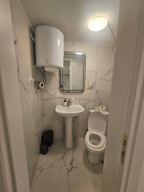 Classic Quadruple Room | Bathroom | Free toiletries, slippers, bidet, towels - Enles Hotel (Durrës)