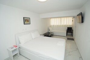 Habitación triple clásica | Insonorización, wifi gratis y ropa de cama 