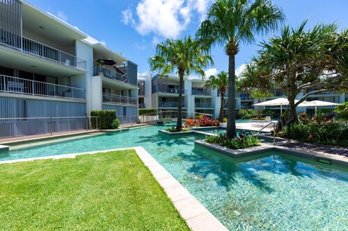 Coastal luxury renovated 2-bed, 2-bath apartment near Casuarina Beach.