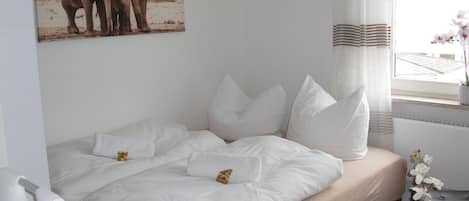 2 Schlafzimmer, Schreibtisch, Bügeleisen/Bügelbrett, Reisekinderbett