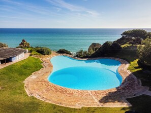 Una piscina al aire libre de temporada
