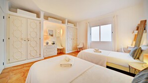A hotel room with two beds, a wardrobe, a desk, and a window. - Prainha Calm Retreat in Alvor (Portimão)