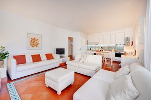 Apartment, 2 Twin Beds, Non Smoking | Living area | Flat-screen TV