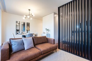 Superior Studio | Living area - Bombarda 250 by LovelyStay (Porto)