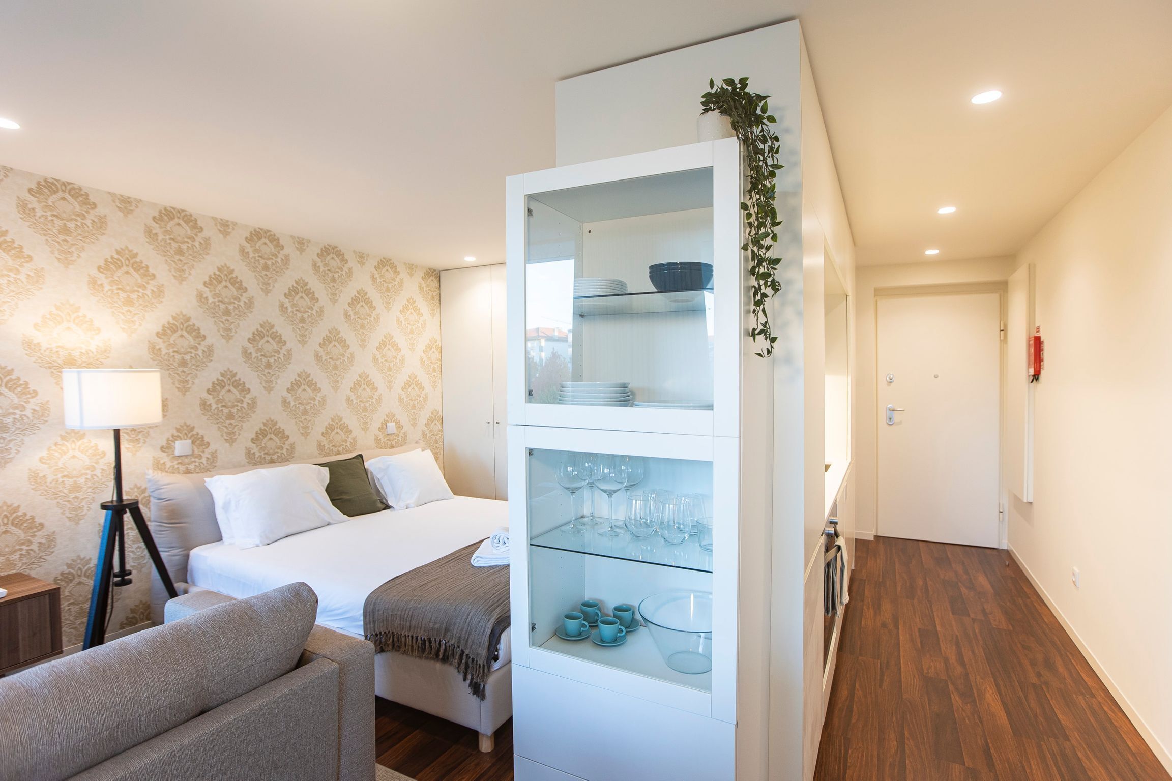 Cortinas blackout, tabla de planchar con plancha y wifi gratis 