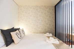 Superior Studio | Blackout curtains, iron/ironing board, free WiFi - Bombarda 250 by LovelyStay (Porto)