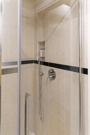 Studio Deluxe, quang cảnh thành phố | Phòng tắm | Buồng tắm vòi sen, máy sấy tóc, khăn tắm, xà phòng