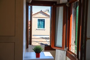 Deluxe Studio, City View | Living area