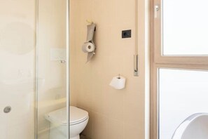 Shower, hair dryer, towels, soap - B&B Travel - The traveler's retreat  (Sant'Agnello)