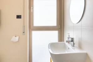 Shower, hair dryer, towels, soap - B&B Travel - The traveler's retreat  (Sant'Agnello)