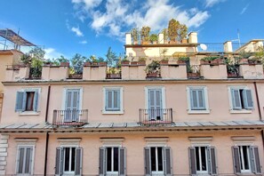 Un immeuble à plusieurs étages, doté de balcons et de fenêtres, et présentant un style architectural classique.