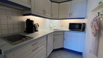 Kühlschrank, Mikrowelle, Herdplatte, Wasserkocher mit Kaffee-/Teezubehör