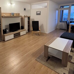 Fernseher, DVD-Player, Stereoanlage