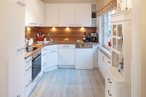 Kjøleskap, ovn, kokeplater og oppvaskmaskin