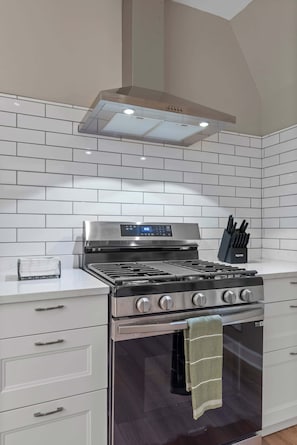 Frigorífico, microondas, placa de cocina y lavavajillas