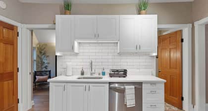 Deluxe Dwelling 4Br, 2Ba| Sunlit, Spacious, Serine