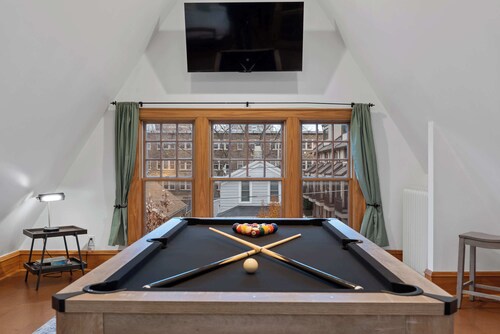 Deluxe Dwelling 4Br, 2Ba| Sunlit, Spacious, Serine