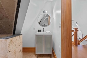 Interior - Deluxe Dwelling 4Br, 2Ba| Sunlit, Spacious, Serine (Milwaukee)