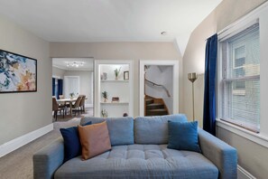 TV, offices - Deluxe Dwelling 4Br, 2Ba| Sunlit, Spacious, Serine (Milwaukee)