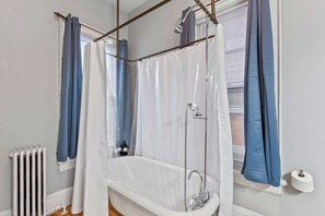Shower, hair dryer, towels - Tranquil Downtown Haven | 3-Bed, 2-Bath Delight (Milwaukee)