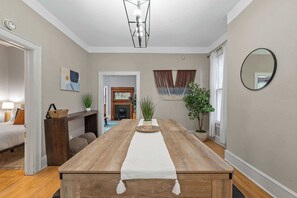 3 bedrooms, iron/ironing board, WiFi, bed sheets