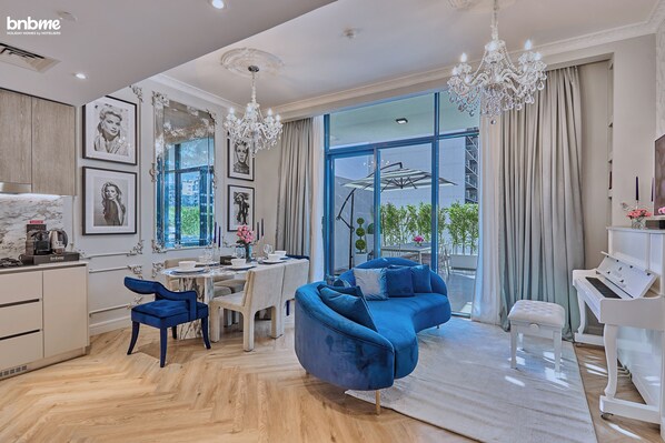 Appartement Deluxe, balcon, vue sur la ville | Salle de séjour | Téléviseur connecté de 55 po avec télévision par câble
