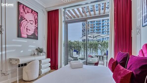 Une chambre d’hôtel moderne dotée d’un grand lit, de rideaux rouges, d’une vue sur la ville et d’un plafond au design original.