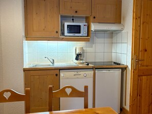 Fridge, microwave, dishwasher, toaster - Bright 2-room apartment with balcony near slopes (Notre-Dame-de-Bellecombe)