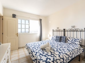 1 bedroom, bed sheets - Cozy apartment in Costa Adeje with pool and terrace (Adeje)