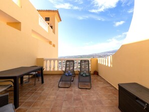 Property grounds - Cozy apartment in Costa Adeje with pool and terrace (Adeje)