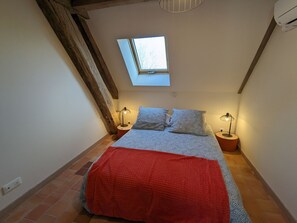 5 bedrooms, free WiFi, bed sheets